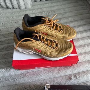 Nike Men's Gold and Red Sneakers